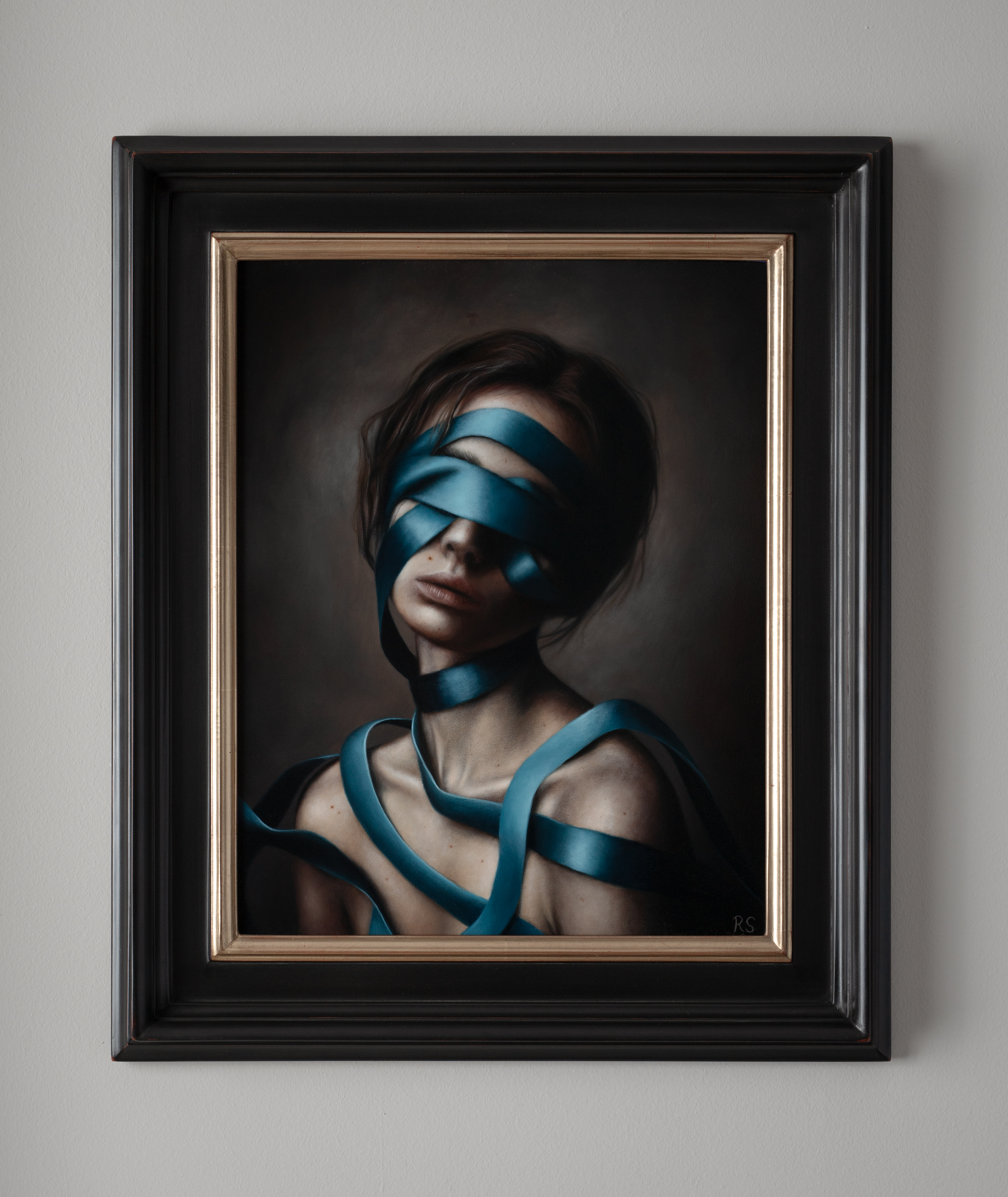 A handcrafted “Ombra” picture frame showcasing an original 38x30 cm painting by Rafał Stanula. The elegant frame highlights the artwork’s depth and character.